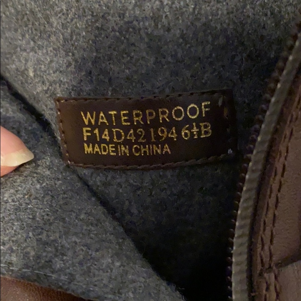 Cole Hann waterproof leather boots. - Picture 4 of 4